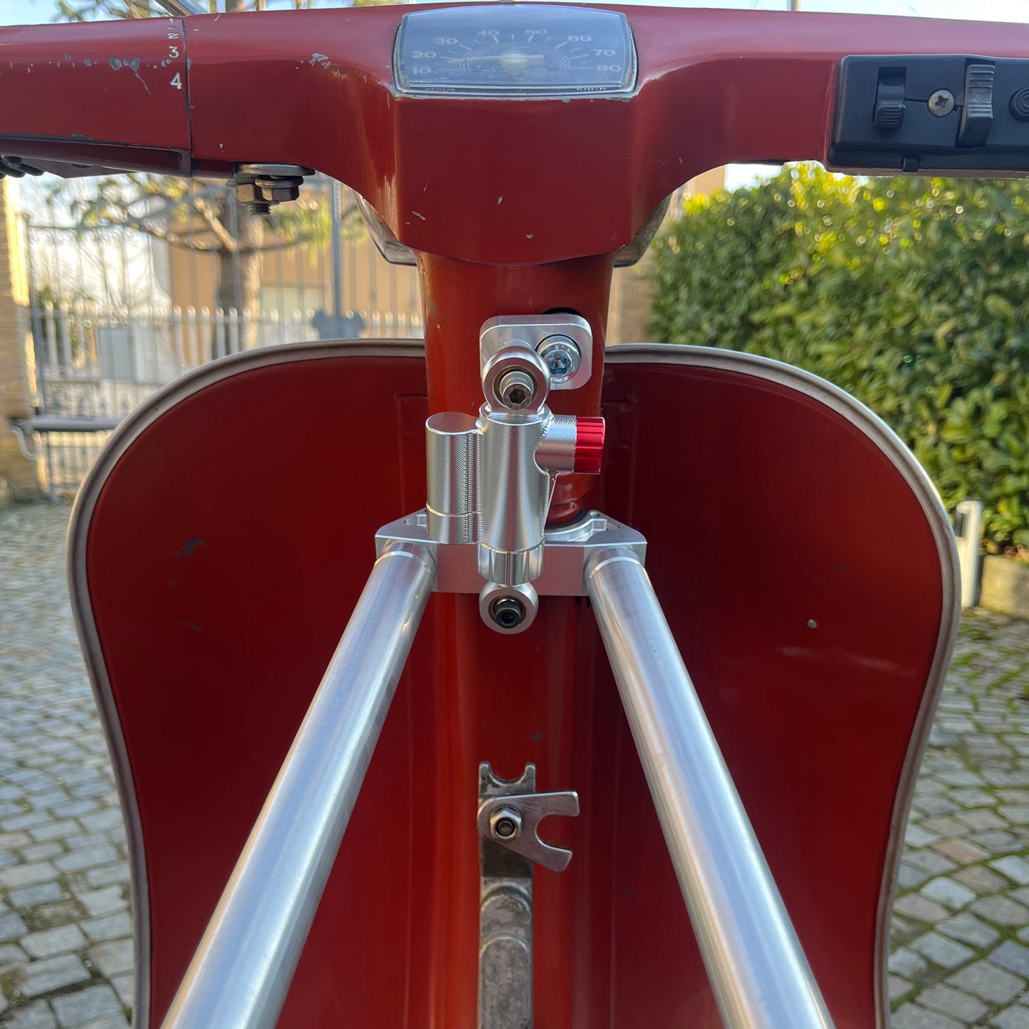 KIT PERFORMANCE holeless: Barra di rinforzo doppia + Ammortizzatore di sterzo regolabile – VESPA SPECIAL